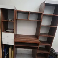 کتابخانه و میز تحریر