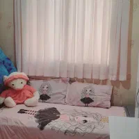 پرده و لوستر و روتختی و فرش اتاق خواب