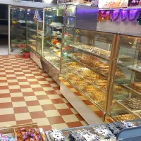 فروشنده در شیرینی فروشی
