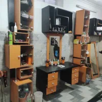دکور آرایشگاه و چند عدد صندلی