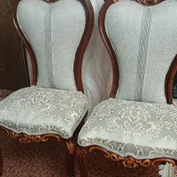 دو عدد مبل میزبان یا صندلی نهارخوری
