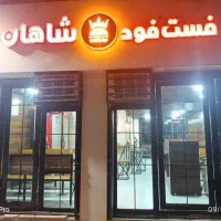 نیروی کار خانم با فن بیان بالا در فست فود