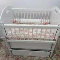 تخت و گهواره کنار مادر مارک آپادانا