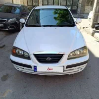 هیوندا اوانته ۸۸ سفید گلگیر و در عقب راننده رنگ