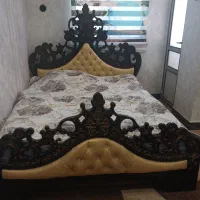 تخت خوشخواب دو نفره و آئینه کنسول