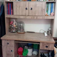 کتابخانه و میز تحریر