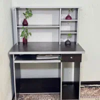 میز تحریر و کامپیوتر