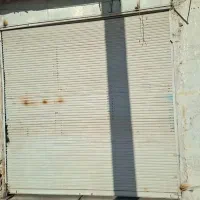 تعدادی درب مغازه و چوبی