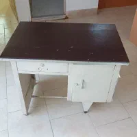 (میز فلزی تمیز )
