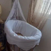 گهواره کنار تخت چوب بامبو