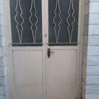 تعدادی درب وپنجره اهنی ،چوبی،الومینیم