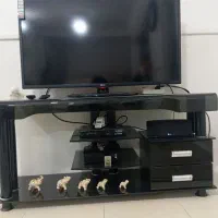 میز تلویزیون شیشه ای.