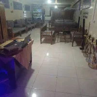 همکار خانم و پیک با موتور برای کافه رستوران سنتی