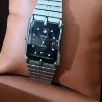 دو عدد ساعت یکی هوشمند یکی سویستار