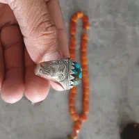 دوعدد انگشتر نقره و یه تسبیح سندلوس کهربا