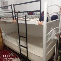 تخت دو طبقه فلزی همراه با یک عدد تشک