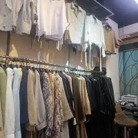 به یک فروشنده خانم جهت کار پوشاک  عمده نیاز مندیم