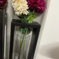 گلدان باقاب دورچوب وشش شاخه گل بلند