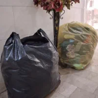 تعدادزیادی لباس و مانتو و لباس بچگانه همه یکجا