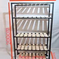 شلف و قفسه و جالباسی دکور مغازه...