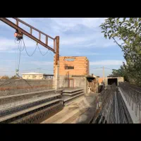کارگر بابت کار در کار گاه تیرچه