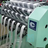 کارگر وارد بافنده دستگاه نواربافی