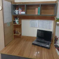 میز تحریر سالم و قفسه کتاب