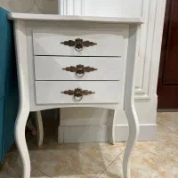 میز کنار سالنی و تلفن