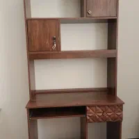 کتابخانه و میز کامپیوتر