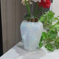 گلدان شیشه ای و ۵ شاخه گل مصنوعی سالم و زیبا