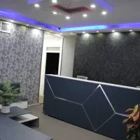 مشاورفروش خانم و آقا / محیط مدرن  / درآمد بالا