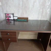 میز تحریر و کامپیوتر در حد نو