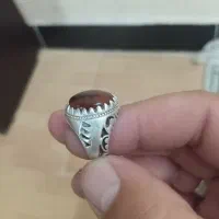 عقیق یمن سرغ با زمینه چهره پشت بسته سنگیین