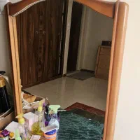اینه با قاب چوبی