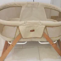 تخت کنار مادر