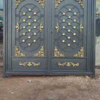 درب حیاط‌...