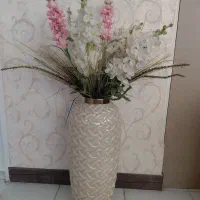 گلدون بزرگ به همراه گلها ۲ میلیون