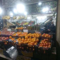 یک نفر نیروی ماهر در سوپر میوه