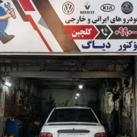 همکار باطری‌ساز و برق‌کار خودرو با ابزار