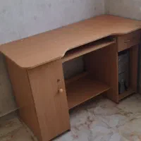 میز تحریر و کامپیوتر