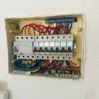 تاسیسات برق و خدمات کولرگازی (اسپلیت)