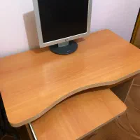 میز تحریر و کامپیوتر
