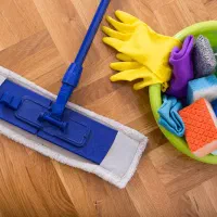 نظافتچی آقا برای ساختمان و شست‌وشو هستم