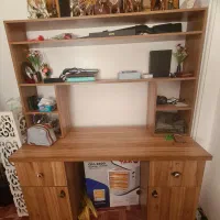 میز تحریر و کتابخانه
