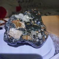 سنگ خاص چند وجهی طبیعی و سنگین .