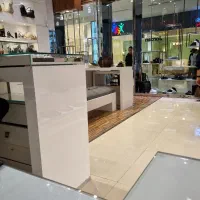 فروشنده وصندوق دار