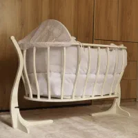 گهواره چوبی کنار مادر