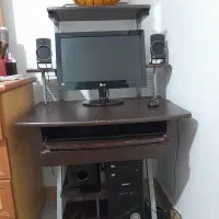 کامپیوتر به همراه میز