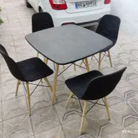 یک میز نهارخوری