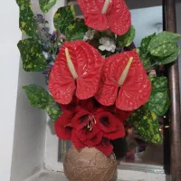 تعدادی گلدان و گل مصنوعی، وسایل تزئینی